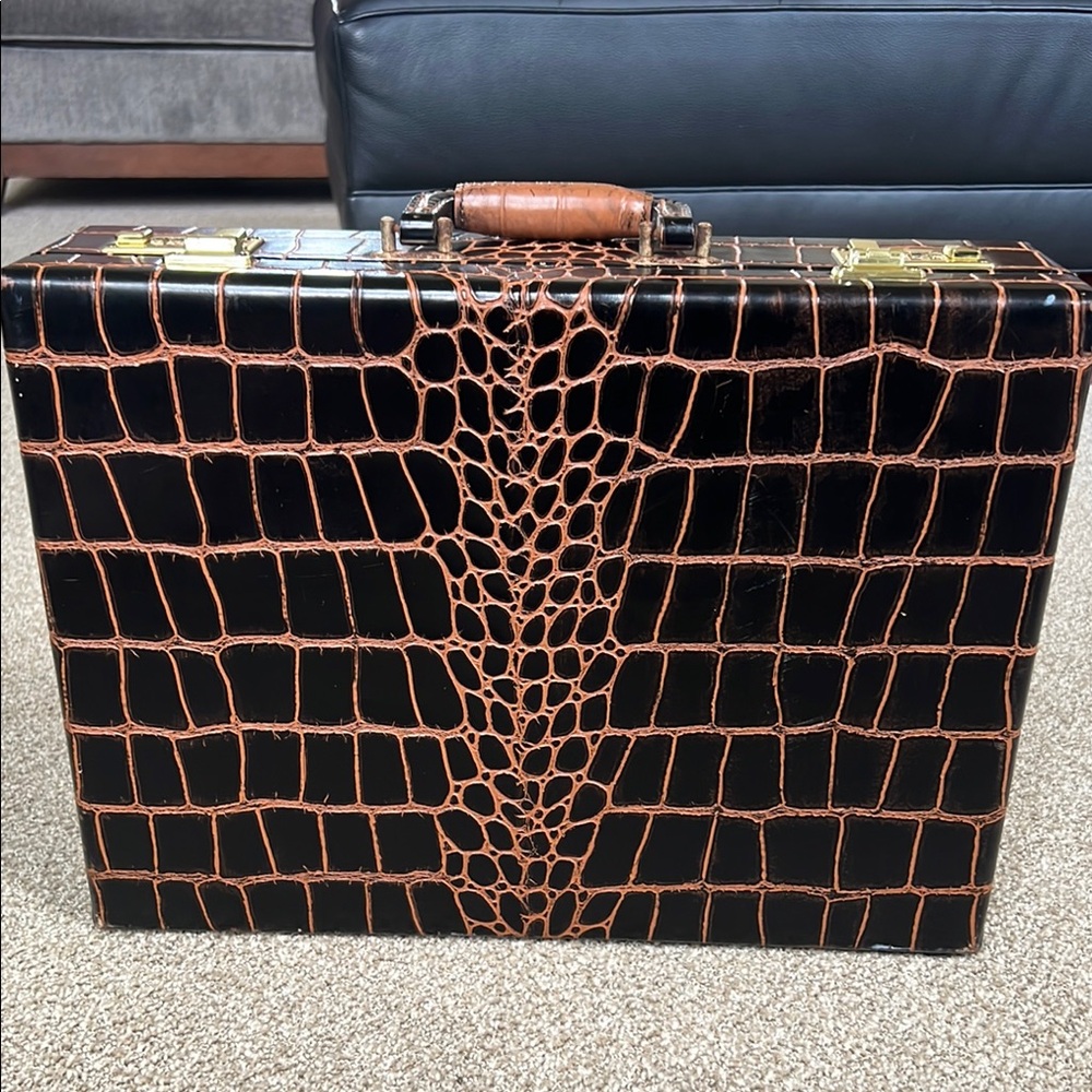 Elegant Black and Brown Crocodile Pattern Briefcase - Picture 4 of 16